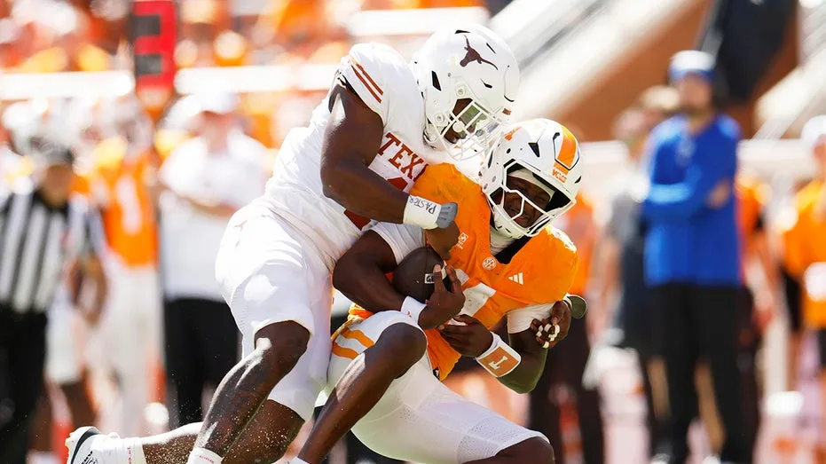 No. 1 Texas Longhorns Edge Tennessee 20-17 in Neyland Stadium Thriller as Donald Trump Attends