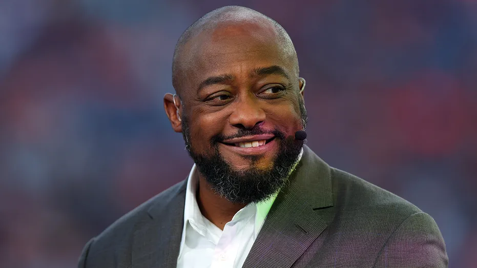 Former NFL Coach Mike Tomlin Set to Unveil His Elaborate 12-Year Minecraft Creation