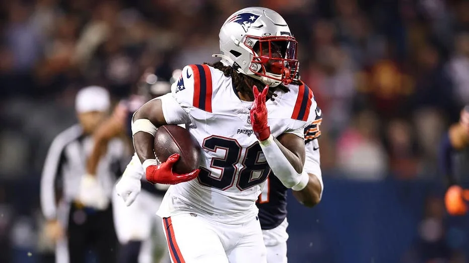 Rhamondre Stevenson's Stunning 48-Yard Touchdown Reshapes Halftime Score Against Bears