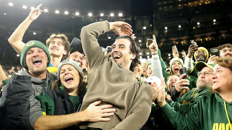 Milwaukee Brewers Extend World Series Celebration to Lambeau Field During Packers Game